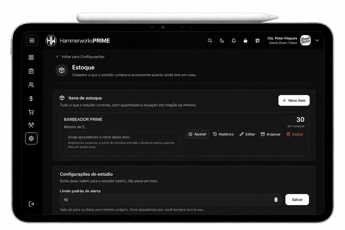 Tablet com a tela de Estoque do Hammerworks Prime: itens cadastrados, quantidade, mínimo e ações de ajuste e histórico